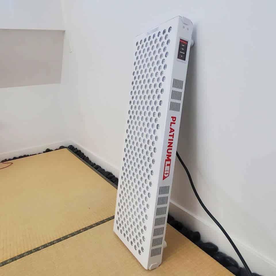 A detailed Platinum LED BIOMAX 900 Red Light review image showing the panel in a clinical setting.