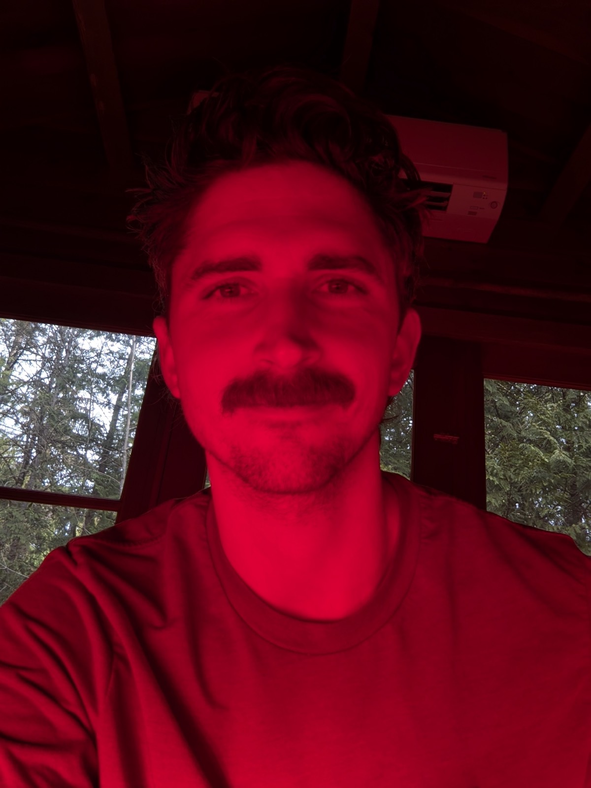 daryl shining the red light therapy on his face