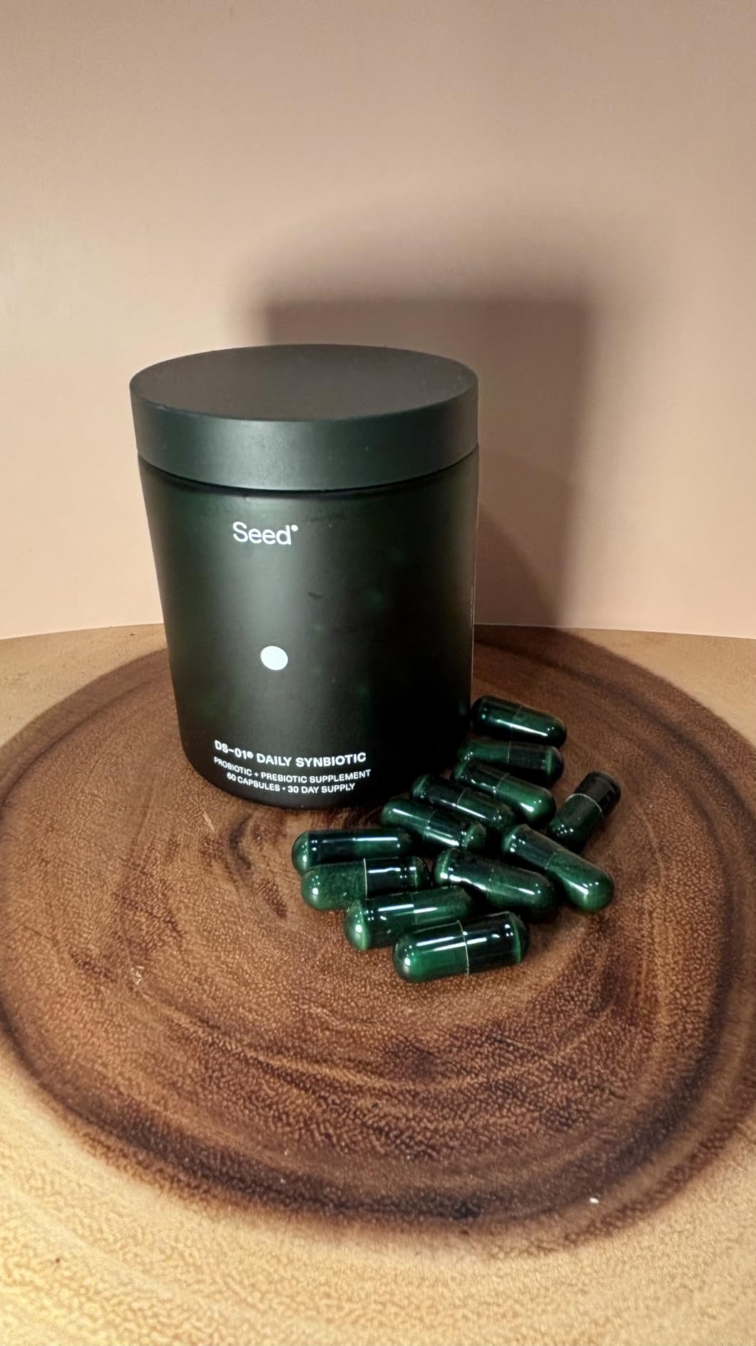 Close-up of Seed DS-01 2-in-1 viapcaps, perfect for sensitive IBS.